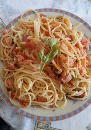Una foto de Espaguetti con salmón