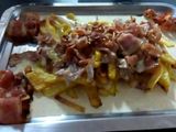 Patatas fritas con salsa de nata y bacon