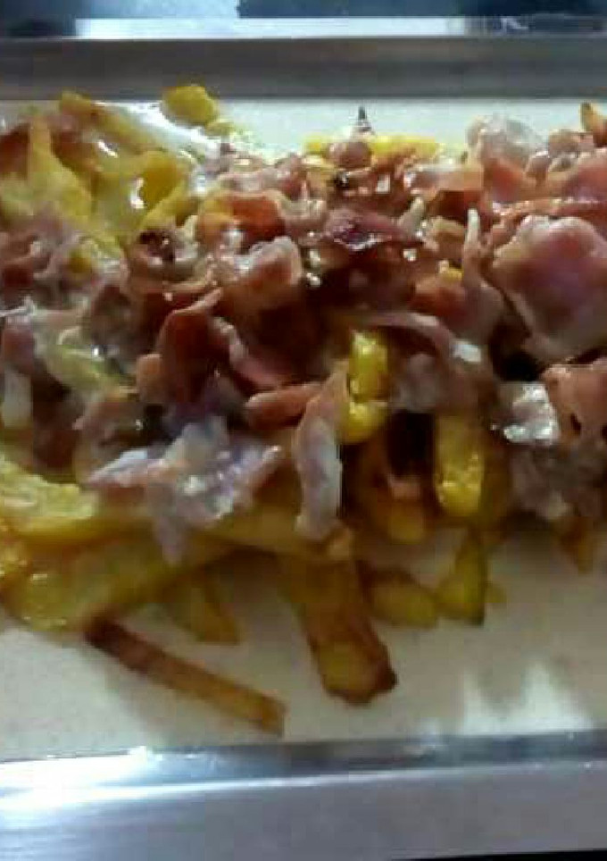 Una foto de Patatas fritas con salsa de nata y bacon
