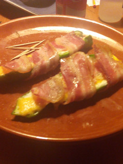 Una foto de Pimientos envueltos con bacon