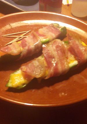 Una foto de Pimientos envueltos con bacon