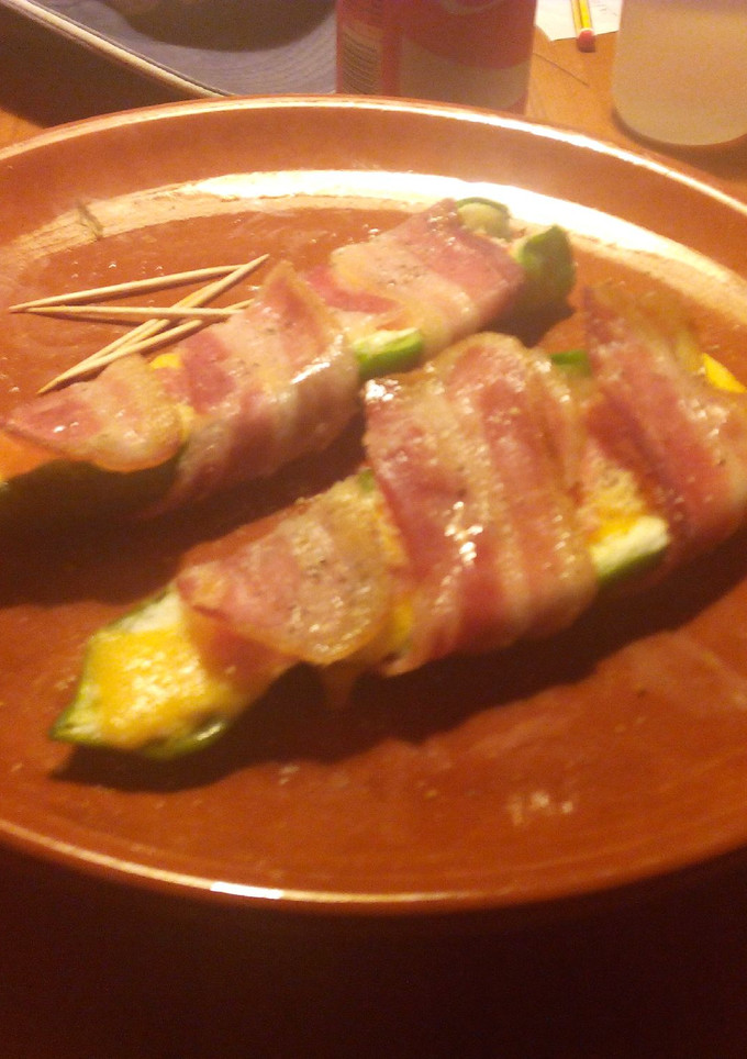 Una foto de Pimientos envueltos con bacon