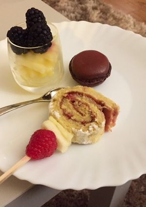 Une photo de Café gourmand - mini roulé à la framboise