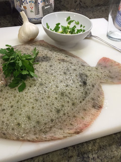 Una foto de Rodaballo al horno al estilo dieta mediterránea