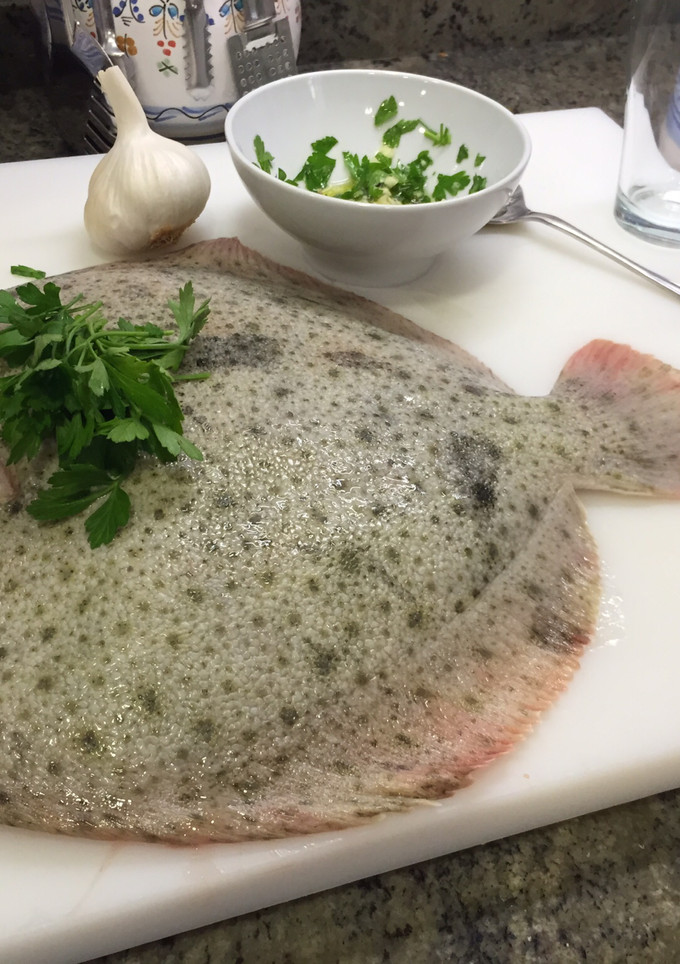 Una foto de Rodaballo al horno al estilo dieta mediterránea