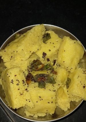 ढोकला (dhokla recipe in Hindi) रेसिपी मुख्य फोटो
