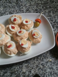 Una foto de Huevos rellenos fáciles y sandwich de huevitos de codorniz