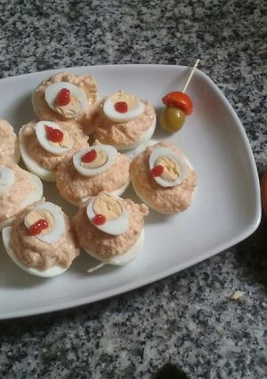 Una foto de Huevos rellenos fáciles y sandwich de huevitos de codorniz