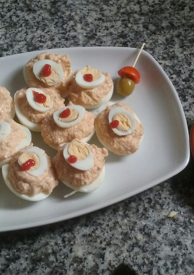 Una foto de Huevos rellenos fáciles y sandwich de huevitos de codorniz