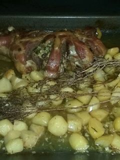 Una foto de Cabrito de casa Modesto (Escalona) al horno con patatitas del huerto