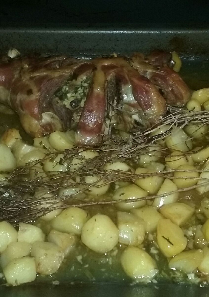 Una foto de Cabrito de casa Modesto (Escalona) al horno con patatitas del huerto