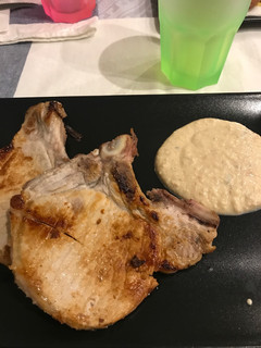 Una foto de Chuletas de cerdo con queso roquefort