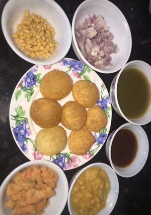 A picture of Spicy pani puri green water.