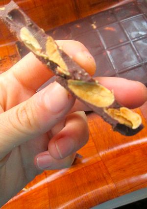 Una foto de Tableta de chocolate con almendras RAW