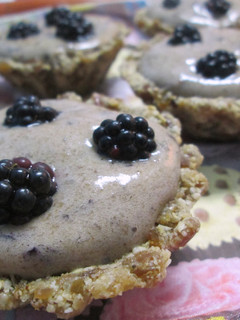 Una foto de Tartaletas crudiveganas con crema de arándanos