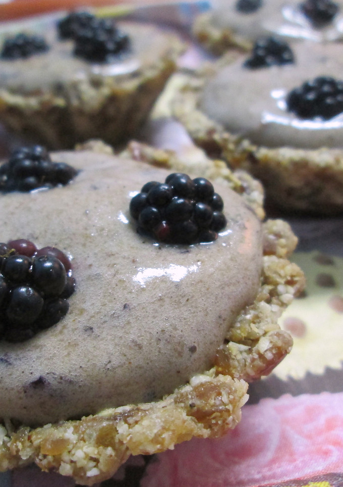 Una foto de Tartaletas crudiveganas con crema de arándanos