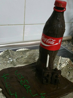 Una foto de Tarta Coca-Cola de cumpleaños