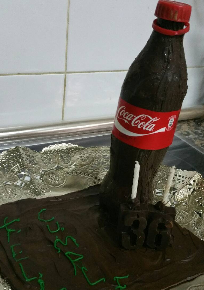 Una foto de Tarta Coca-Cola de cumpleaños