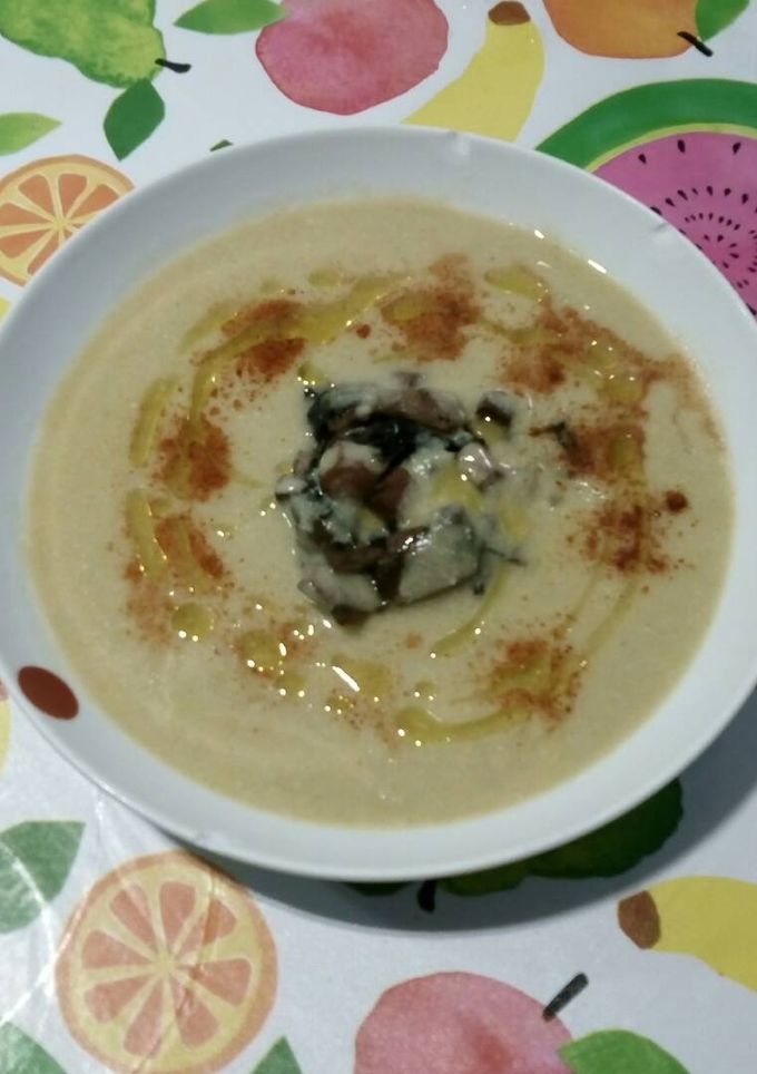 Una foto de Crema de verduras con trompetas negras