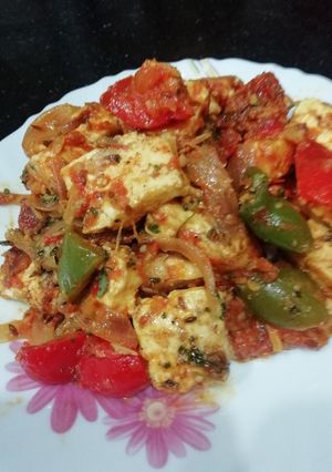 A picture of Chilli Paneer with red capsicum.