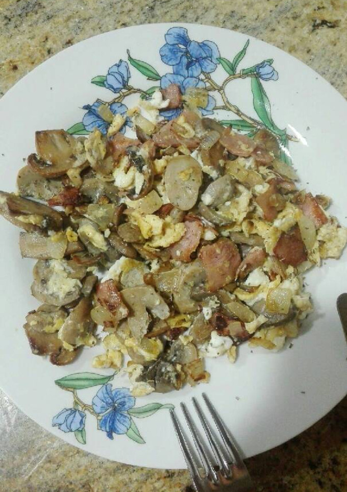 Una foto de 1010. Revuelto de champiñones y huevos