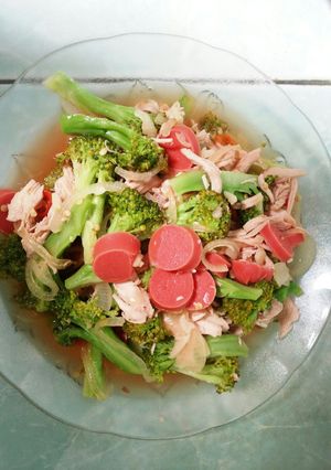 Foto resep Tumis Brokoli Sosis dan Ayam suwir