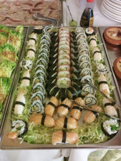 Una foto de Sushi variado