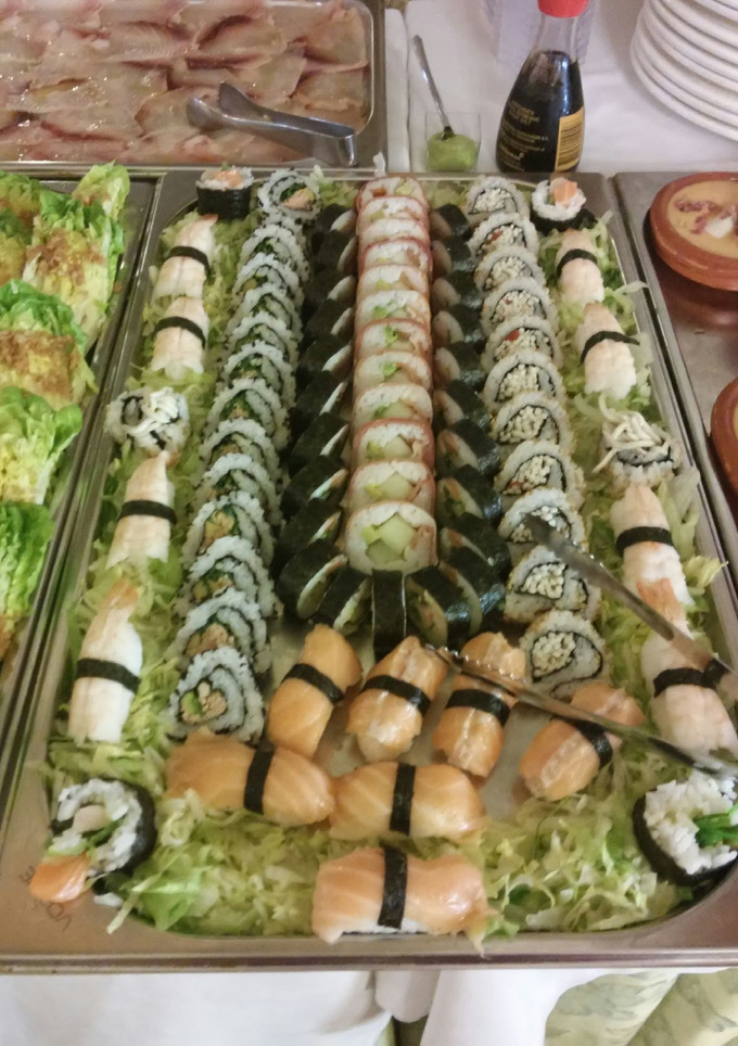 Una foto de Sushi variado