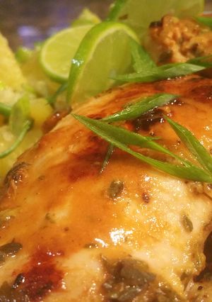 Una foto de Pechuga de Pollo al Limón y orégano, con papas en crema de leche con ajo porro y pimienta roja
