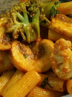 Una foto de Rigatoni con vegetales y hongos