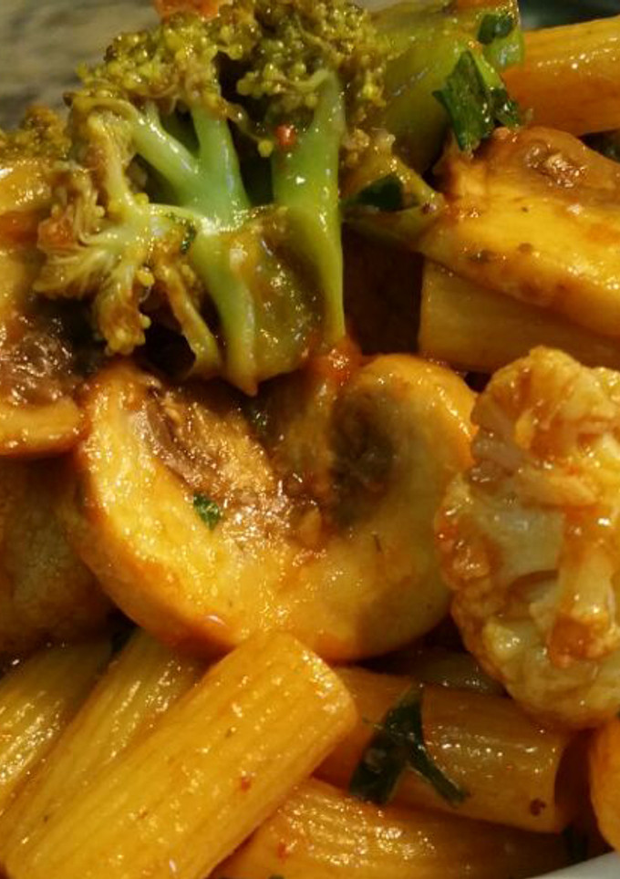 Una foto de Rigatoni con vegetales y hongos