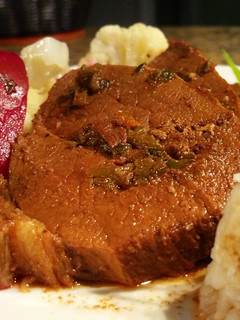 Una foto de Lomo Relleno (muchacho redondo), en su salsa...