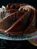 Bundt cake de chocolate relleno de merengue y bombones de higo