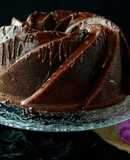 Bundt cake de chocolate relleno de merengue y bombones de higo