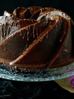 Foto principal de Bundt cake de chocolate relleno de merengue y bombones de higo