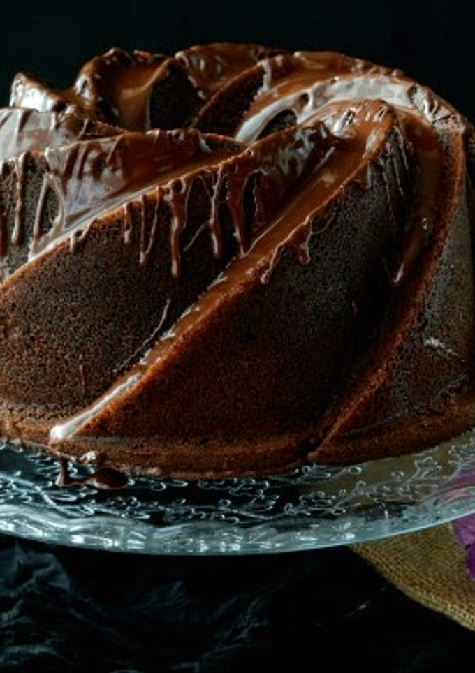 Una foto de Bundt cake de chocolate relleno de merengue y bombones de higo