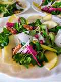 Insalata con frutta e parmigiano