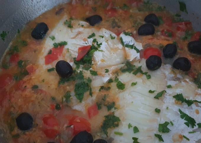 Morue ou filet de poisson blanc à la tomate et aux olives