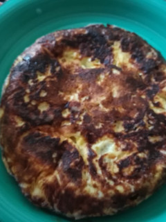 Una foto de Tortilla de huevo con chorizo y cebolla