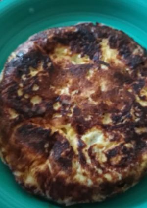 Una foto de Tortilla de huevo con chorizo y cebolla