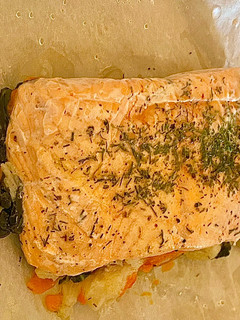 Una foto de Salmón al papillote sobre cama de verduras