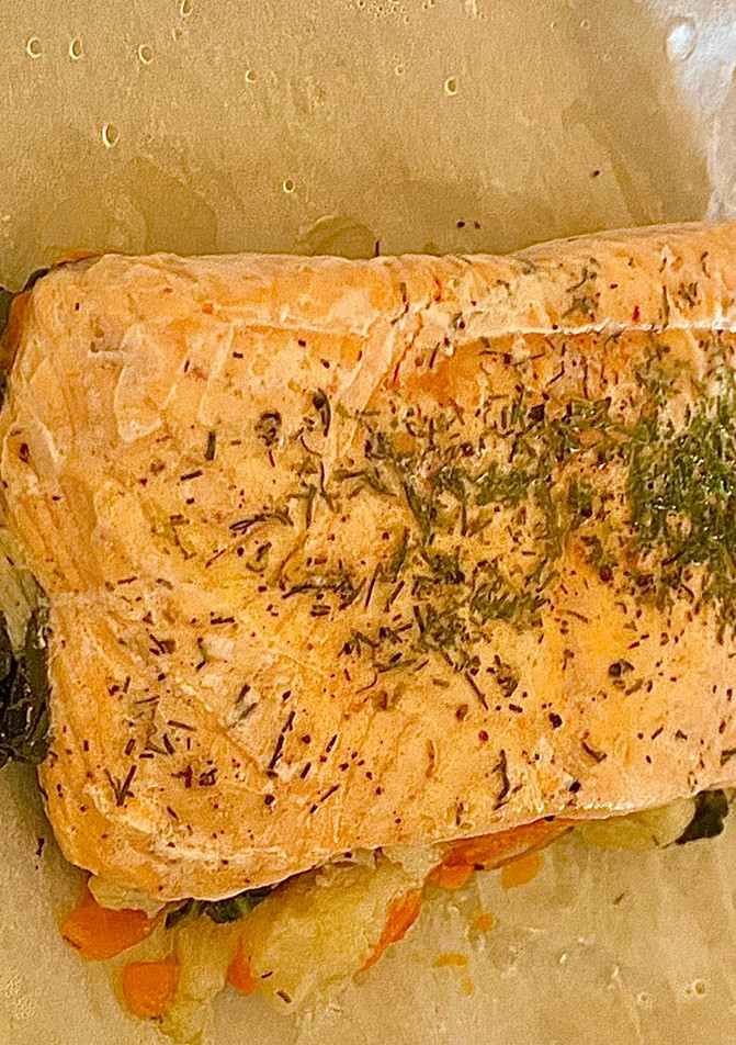 Una foto de Salmón al papillote sobre cama de verduras