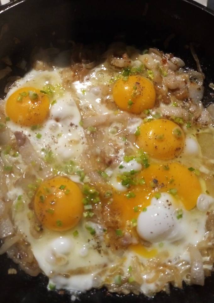 Яичница с салом на луковой подушке