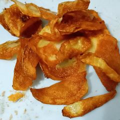 A picture of Crisps in the air fryer.