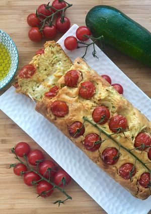 Une photo de Cake courgette tomate cerise mozzarella