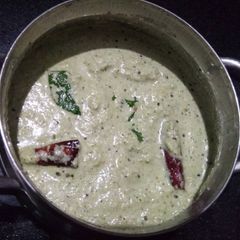 A picture of Coconut & tamarind chutney.
