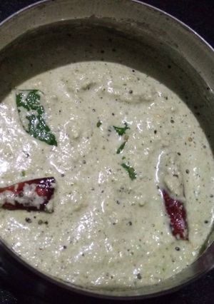 A picture of Coconut & tamarind chutney.