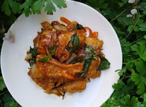 Hình của món Cá sốt cay lá quế kiểu Thái (Spicy Thai Basil Fish).