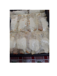 Una foto de Canelones de acelga y pollo con salsa blanca y queso💣💖
