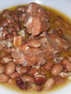 Una foto de Alubias rojas con costilla de cerdo adobada